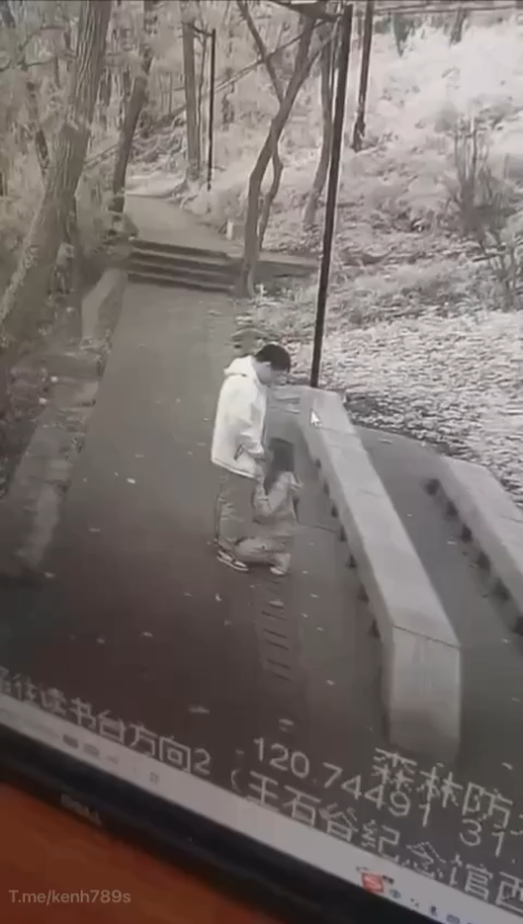 Bú cu public bị camera ghi hình lại - VIET69